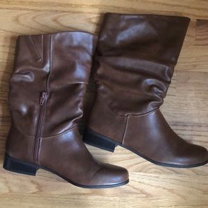 East 5th flex form brown boots mid calf. Brand new